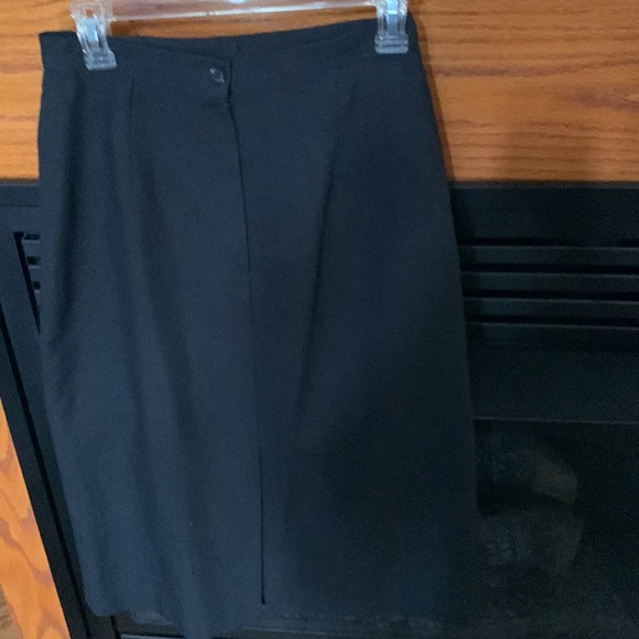 Black textured skirt size 9/10 - Picture 2 of 4